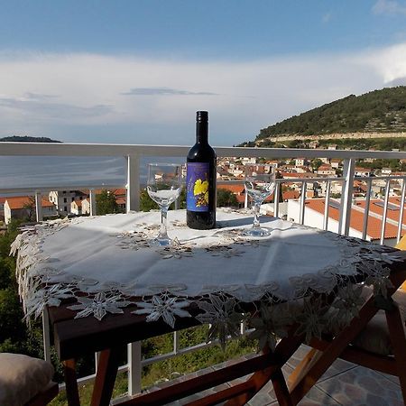 Apartment Pecarevic - A Holiday With A Stunning View Vis Szoba fotó